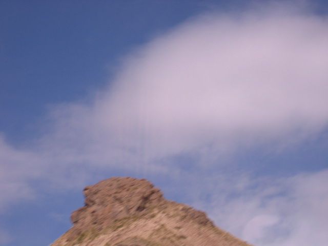 青海省ゴルムドへ向かう１０９号線で見えた猿姿山頂