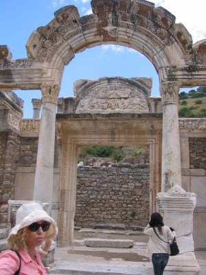 エフェスの遺跡　ハドリアヌス神殿