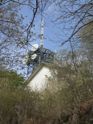 雄岳山頂のテレビ塔