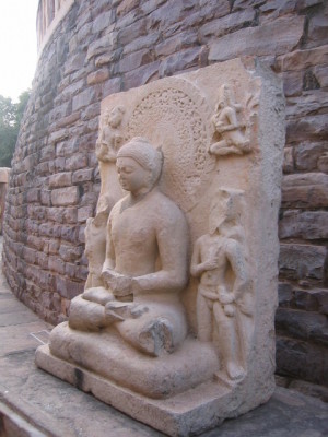 サンチー第一ストゥーパの仏陀坐像